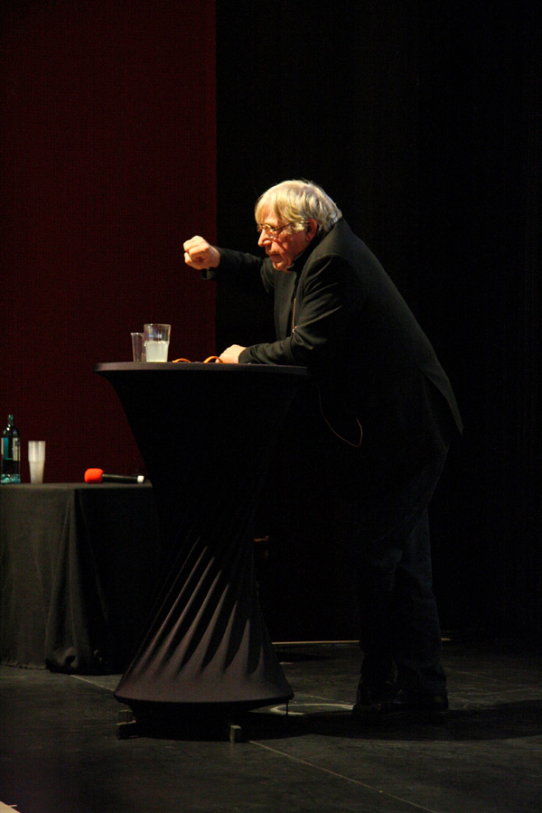 Prof. Bazon Brock, Denkerei mit dem Amt für Arbeit an unlösbaren Problemen und Maßnahmen der hohen Hand.