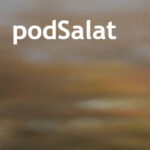 Das podSalat Logo, weiße Schrift auf einem verschwommenen Hintergrund eines Fotos.